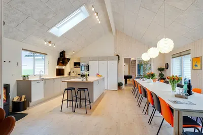 Køkkenet med det lange spisebord til hele familien